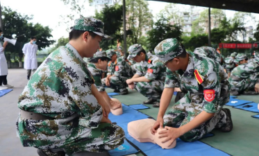 当迷彩服遇上白大褂——心肺复苏学习实践活动