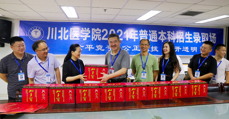 学校领导带队送清凉慰问暑期一线工作者