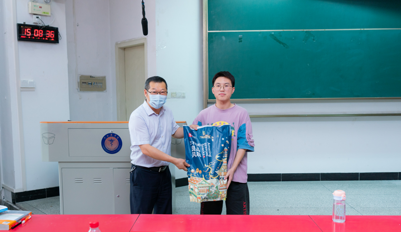 学校开展中秋慰问留校生活动