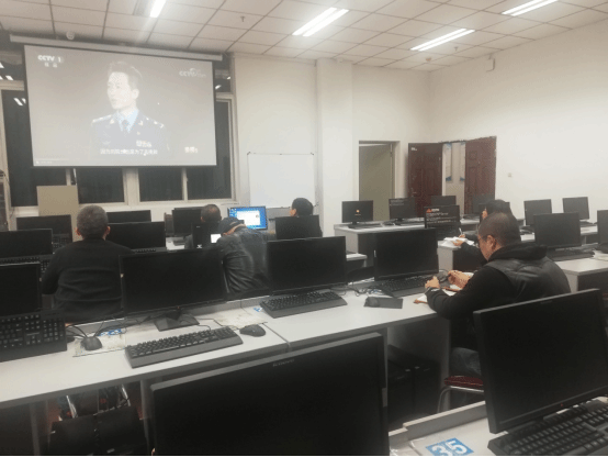 现代教育技术中心集中收看《榜样5》