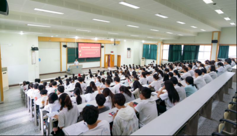 校领导为入党积极分子讲授专题党课