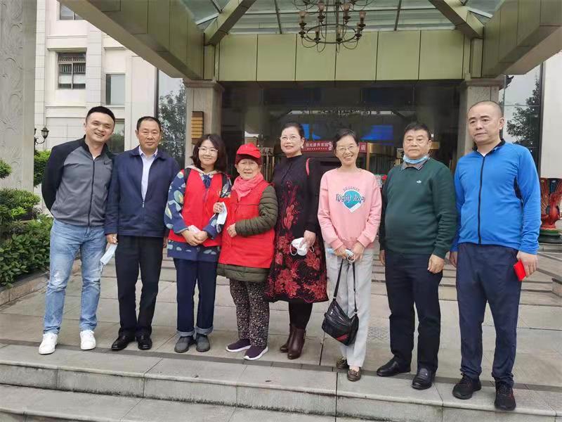 学校看望慰问住养老院老同志