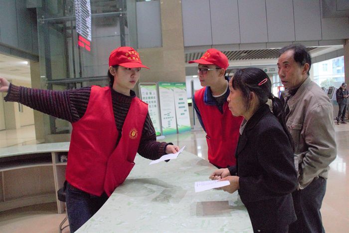 我院青风志愿服务队在南充市第五人民医院开展志愿活动