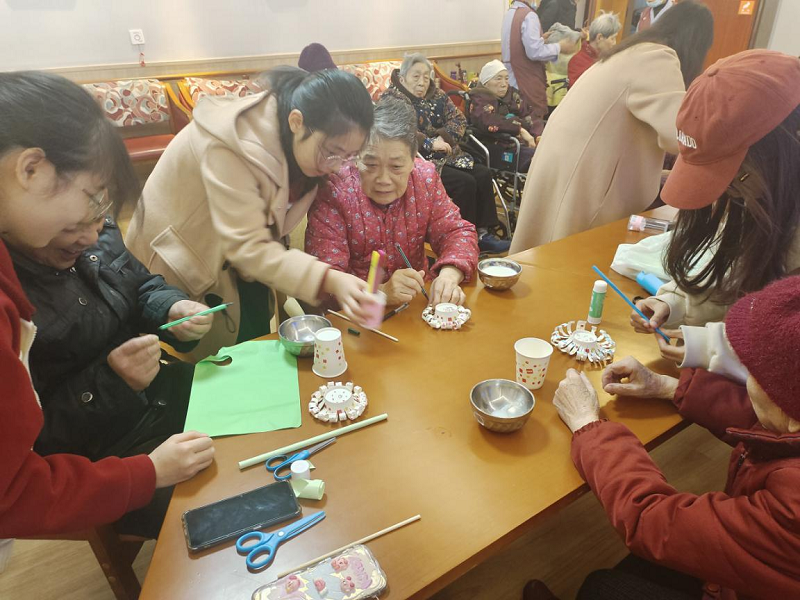 树敬老之风，扬奉献之乐