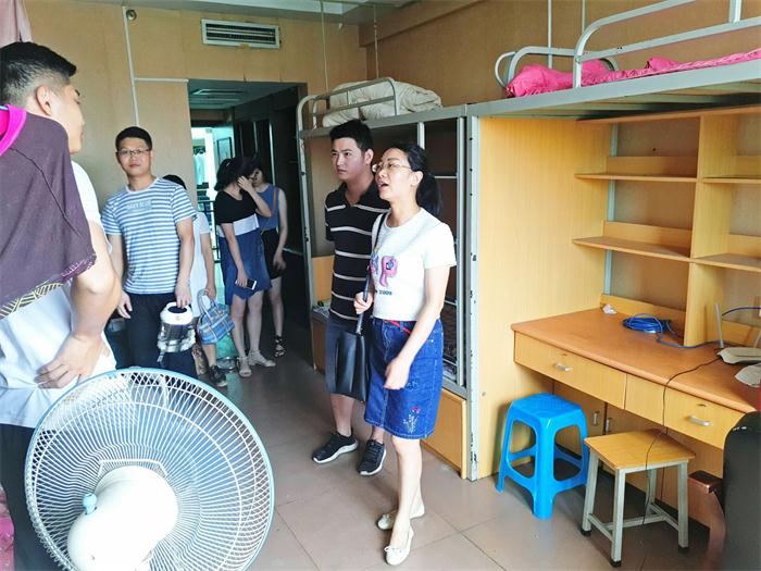 研究生处党总支开展2017年暑期放假前研究生宿舍安全检查