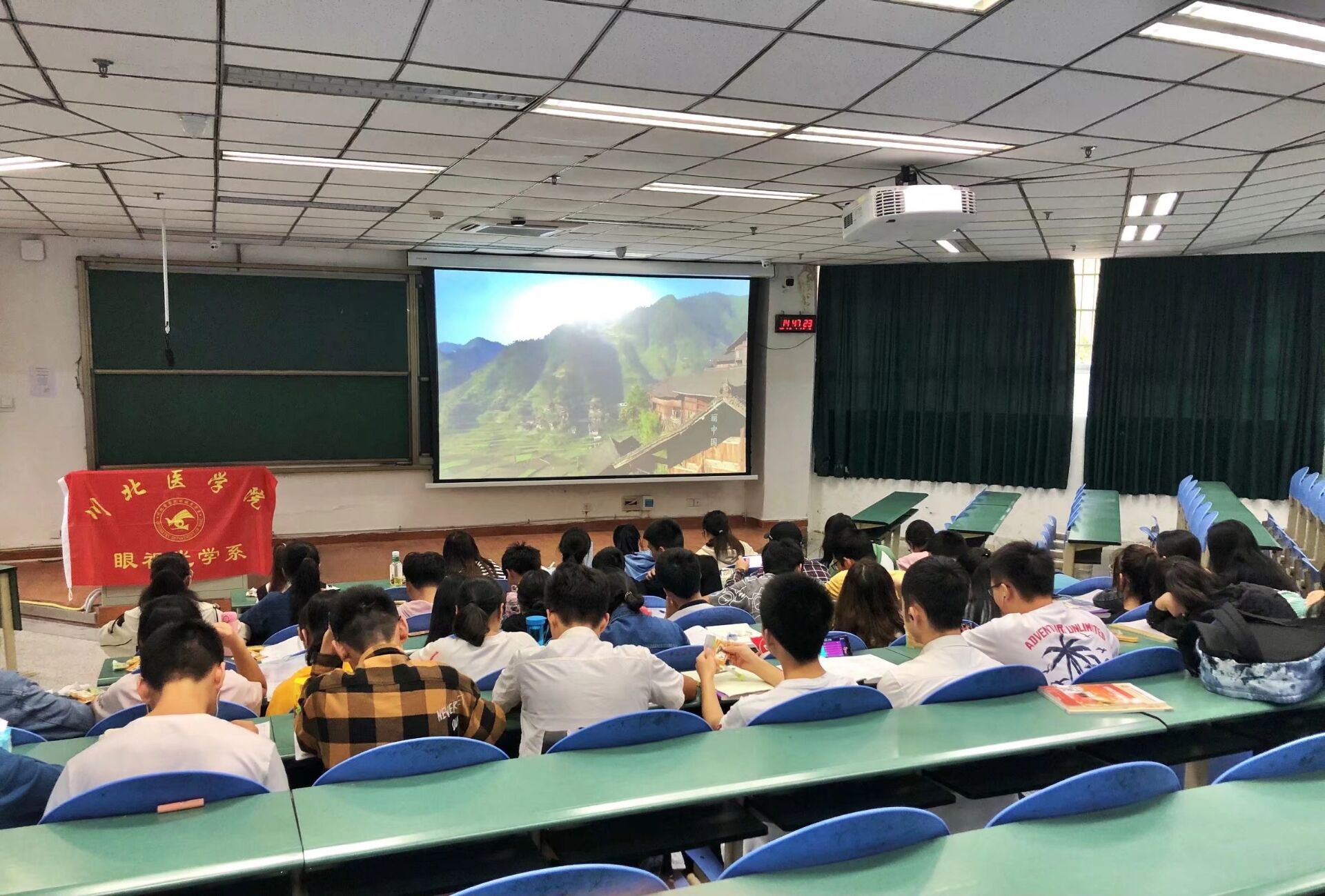 眼视光学系开展“爱心庆国庆，浓情迎中秋”活动