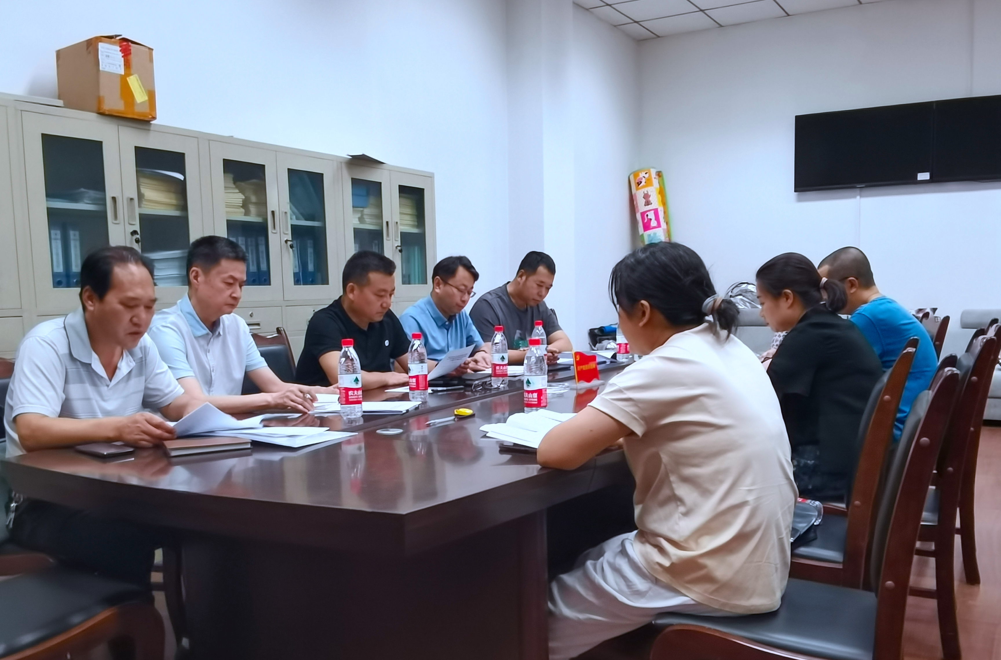 学校领导参加基层党支部专题组织生活会