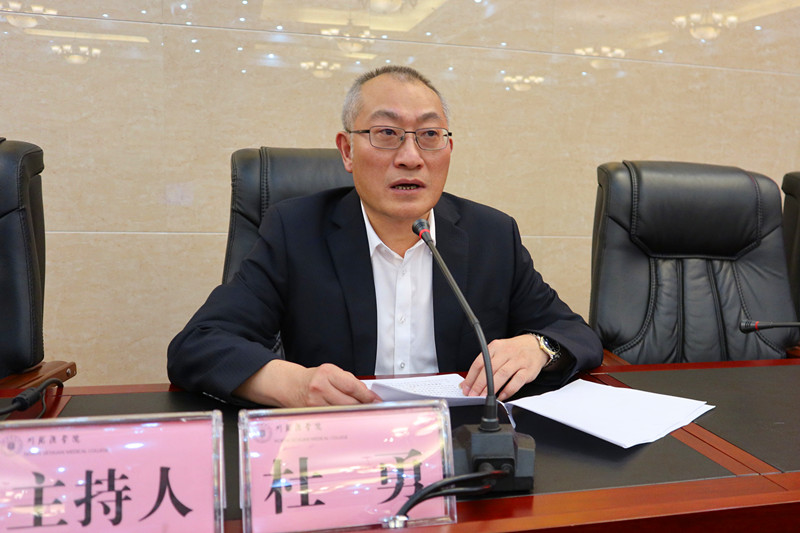 学校举行“不忘初心、牢记使命”主题教育辅导学习报告会