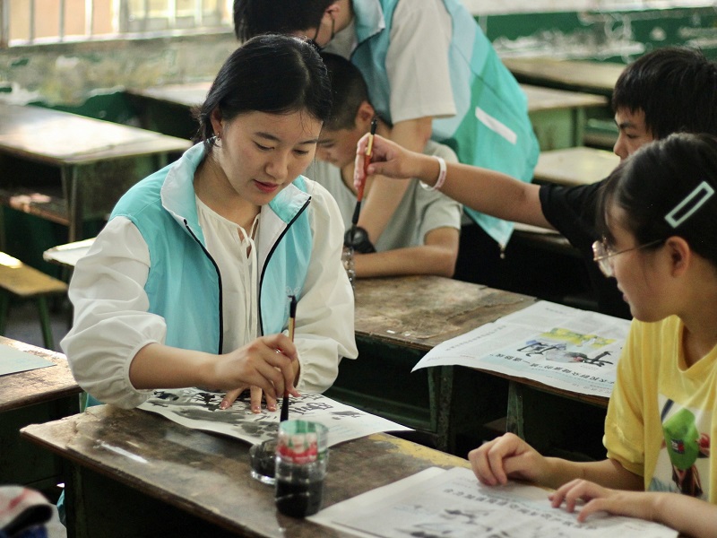 药学院“三下乡”暑期社会实践队伍投身乡村振兴，汇聚支教爱心
