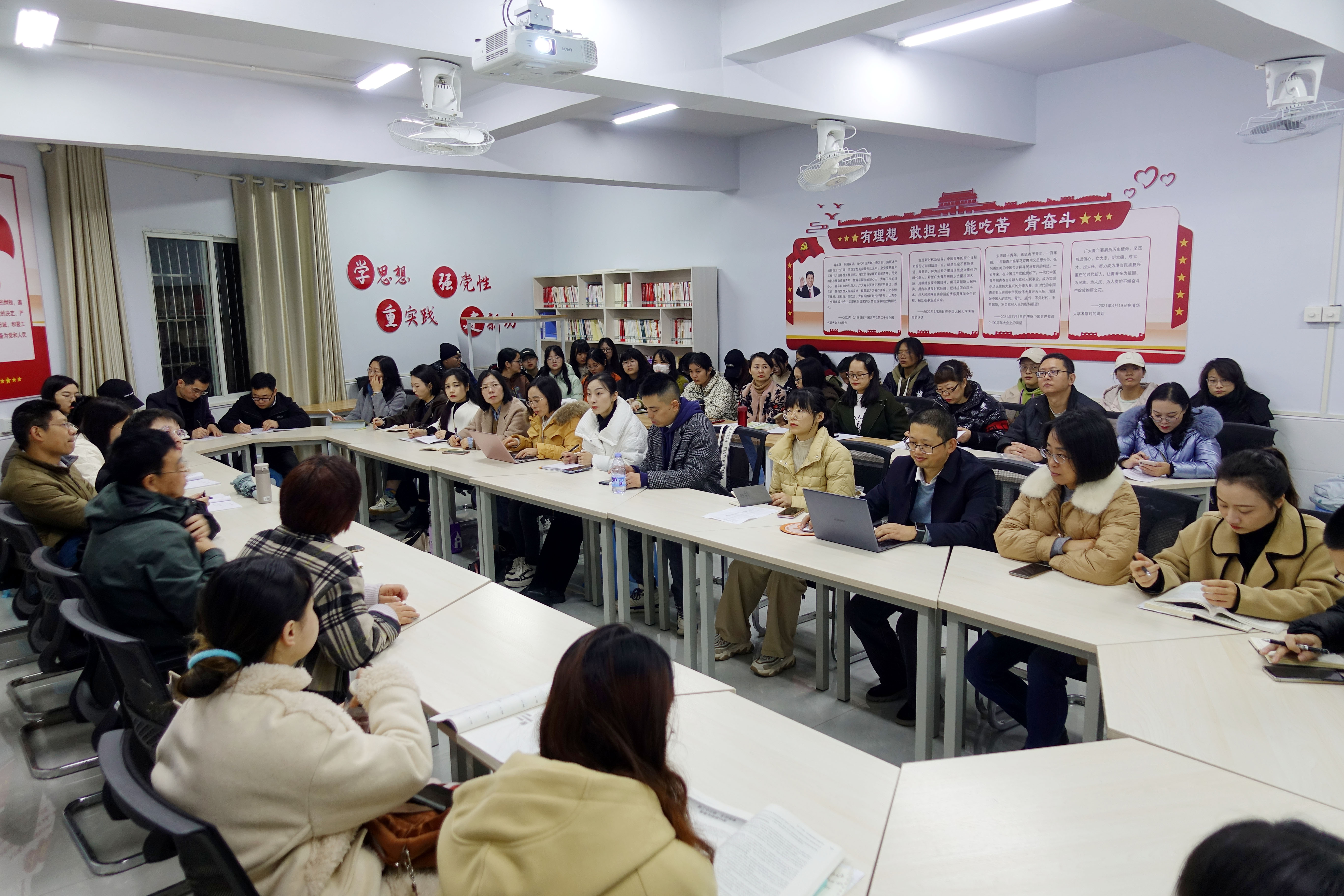 马克思主义学院第三十二期“思政大讲堂”开讲