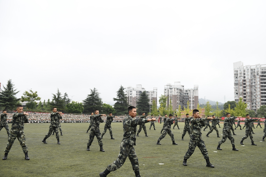 展飒爽军姿 铸青春斗志 我校举行2021年军训总结大会